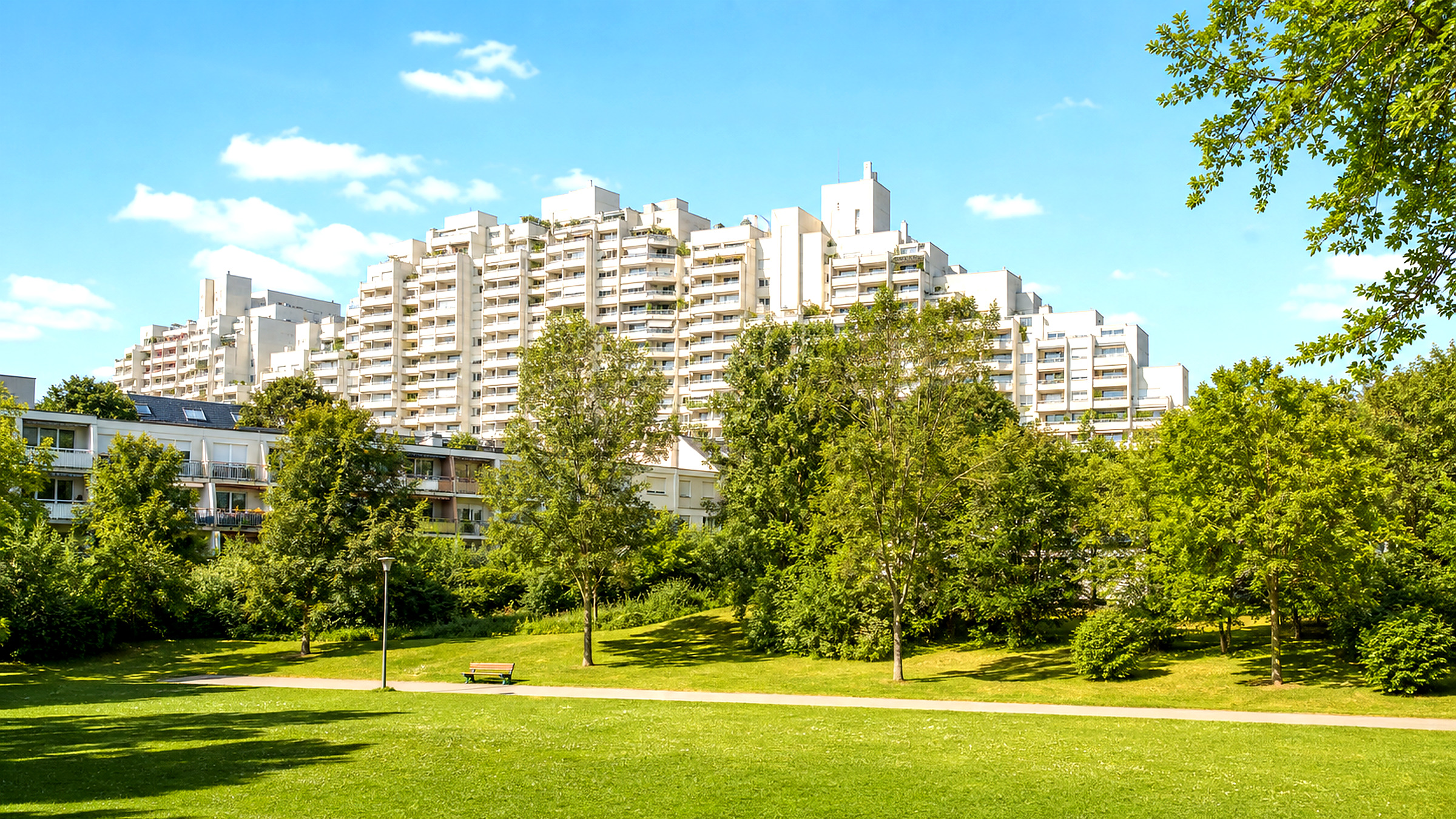 Breiter Blick auf Wohnbauten und Grünräume in Erlaa in Wien-Liesing